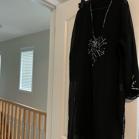 Elegant Black Dress with Embellishments - Picture 1 of 1